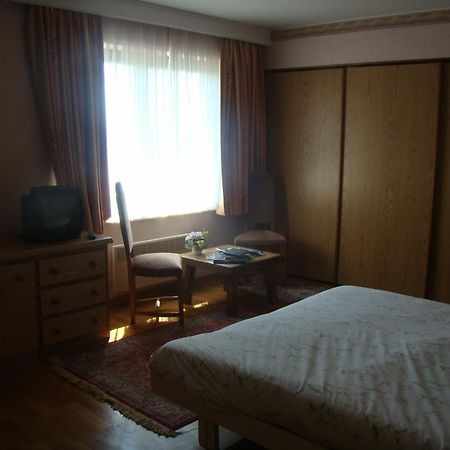 Hotel Restaurant N 4 Martelange Екстериор снимка