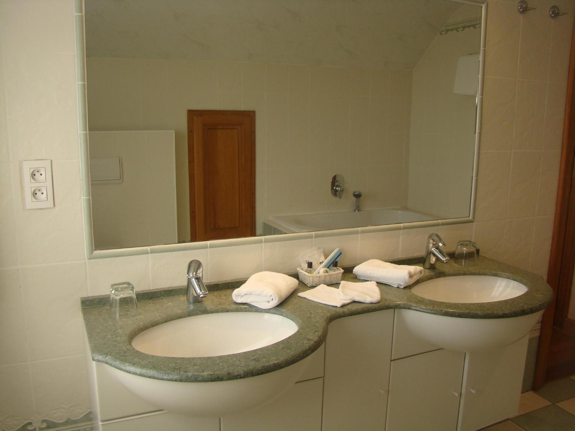 Hotel Restaurant N 4 Martelange Екстериор снимка