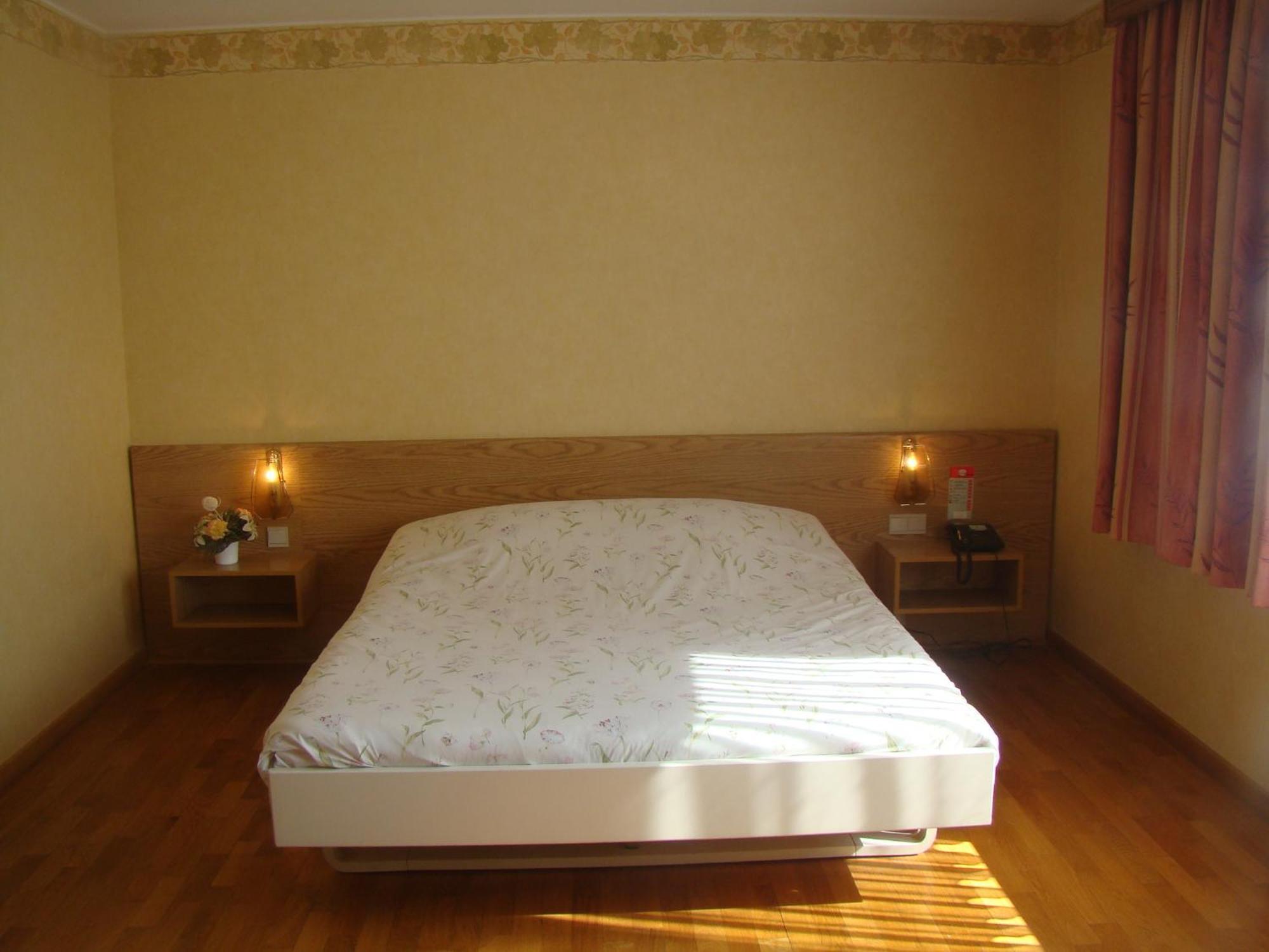 Hotel Restaurant N 4 Martelange Екстериор снимка
